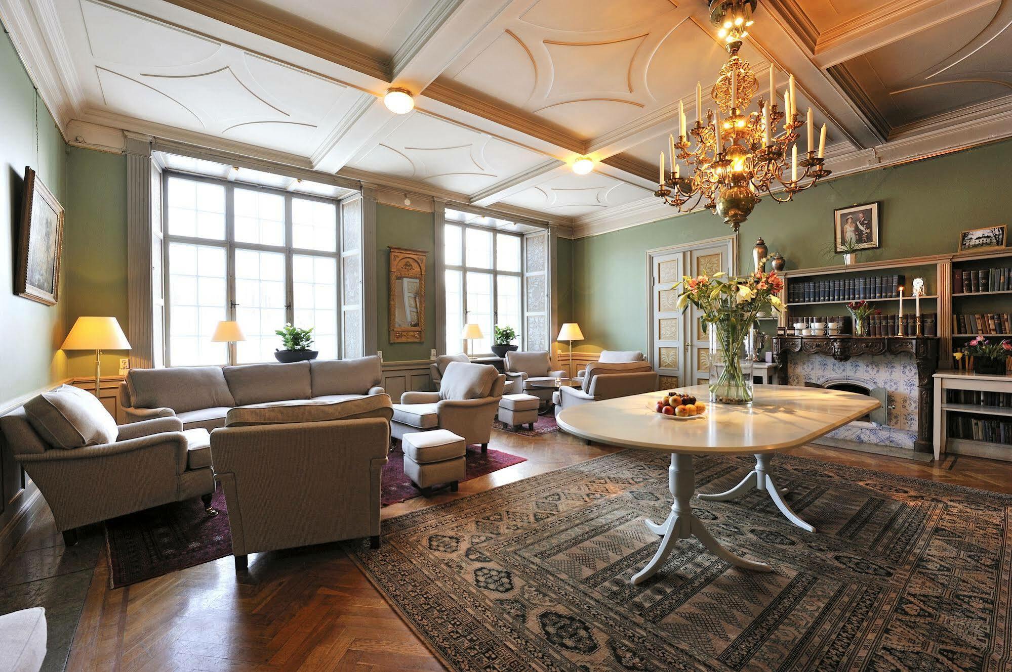 Naesby Slott Hotel Taby Bagian luar foto